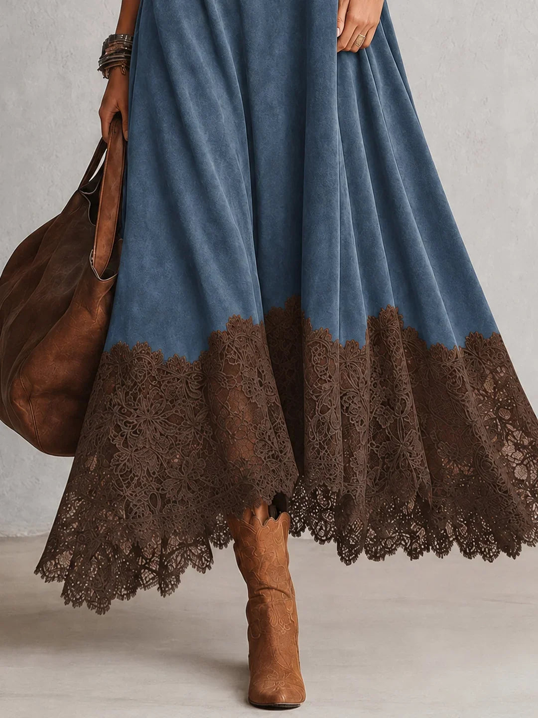 BRUNELLA | Lange Jurk met Suède-effect en Kantzoom