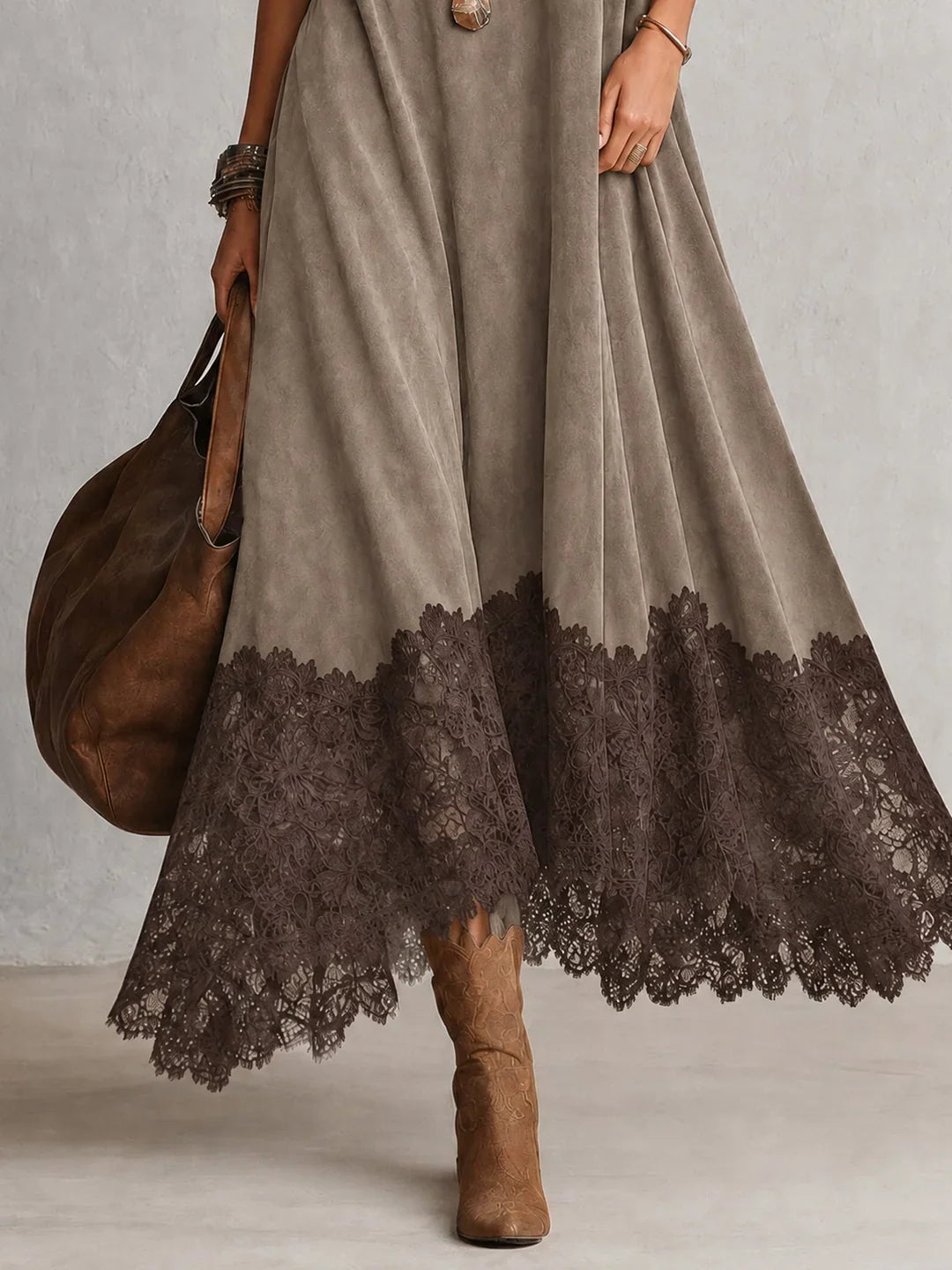 BRUNELLA | Lange Jurk met Suède-effect en Kantzoom