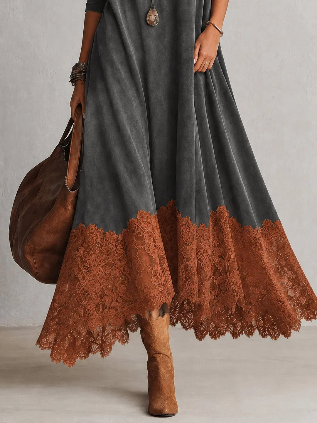 BRUNELLA | Lange Jurk met Suède-effect en Kantzoom