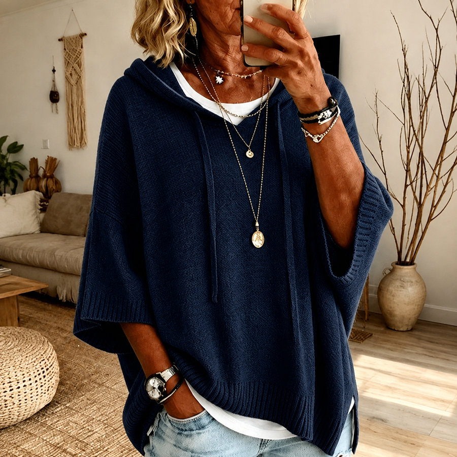 Juliette – Marineblauwe Poncho Sweater