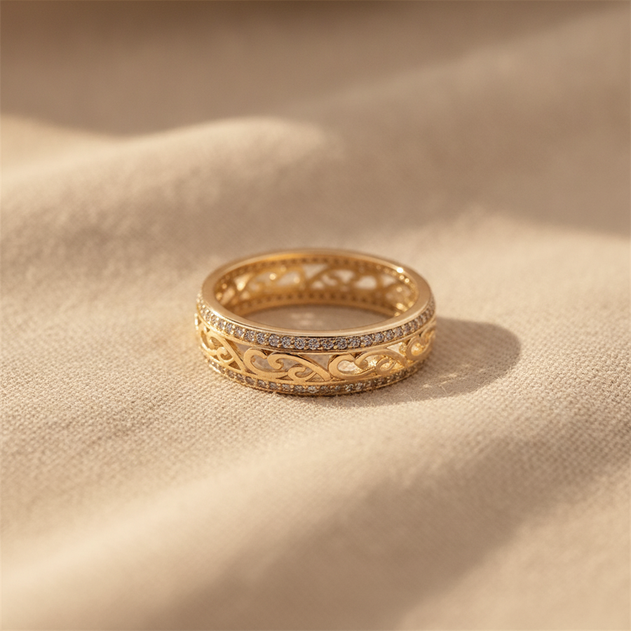 Filigrain ring met krulmotief en pavé steentjes